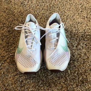 Womens 8 white Nike tennis shoe